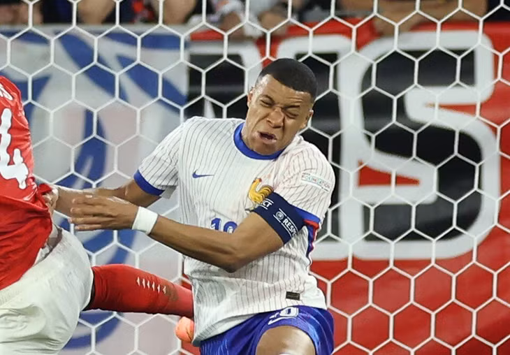 Pha va chạm giữa Mbappe và Danso