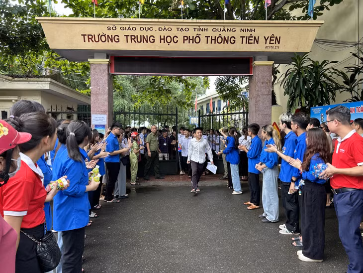 Những thí sinh đầu tiên tại điểm thi Trường THPT Tiên Yên rời khỏi trường thi sau khi kết thúc thời gian làm bài.