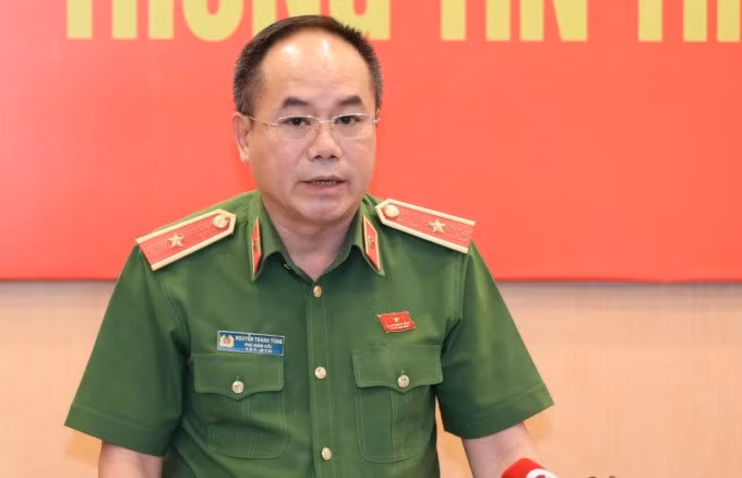 Thiếu tướng Nguyễn Thanh Tùng, Phó giám đốc công an TP Hà Nội trả lời tại họp báo chiều 26/6. Ảnh: Hoàng Phong