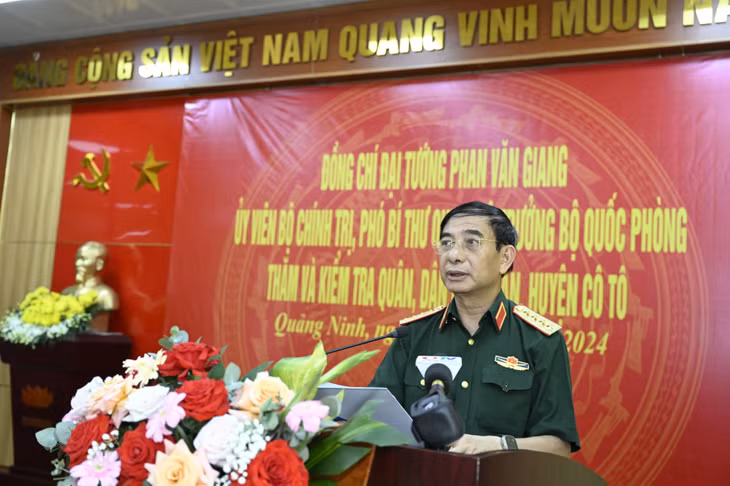 Đại tướng Phan Văn Giang, Ủy viên Bộ Chính trị, Phó Bí thư Quân ủy Trung ương, Bộ trưởng Bộ Quốc phòng phát biểu tại buổi làm việc.