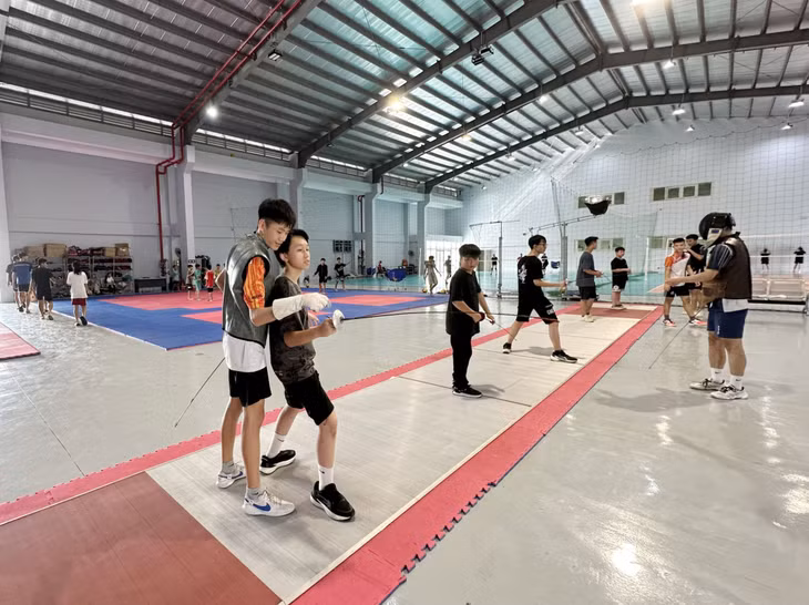 Các học viên trải nghiệm môn thể thao đấu kiếm tại Trại hè Thể thao.