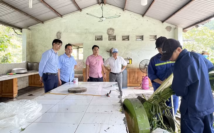 Cán bộ Sở KHCN kiểm tra tiến độ thực hiện nhiệm vụ KHCN tại Công ty CP khai thác khoáng sản Thiên Thuận Tường (TP Cẩm Phả). Ảnh: Sở KHCN