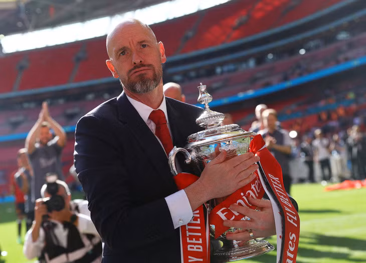 HLV Erik Ten Hag sẽ ở lại Man United - Ảnh: REUTERS