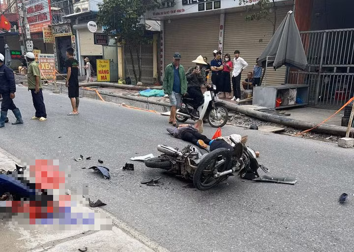 Hiện trường vụ tai nạn giữa 2 xe máy làm 3 người bị thương (Ảnh: MXH)