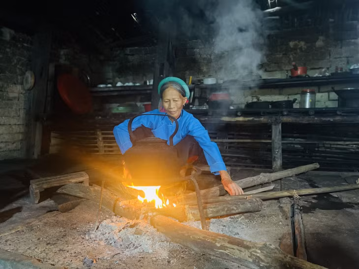 Bà Nình Móc Màu bên gian bếp được đặt ở vị trí trung tâm của ngôi nhà.