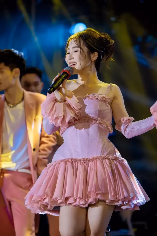 Hương Tràm cùng lúc phát hành hai MV trong tháng 6 - Ảnh 3.