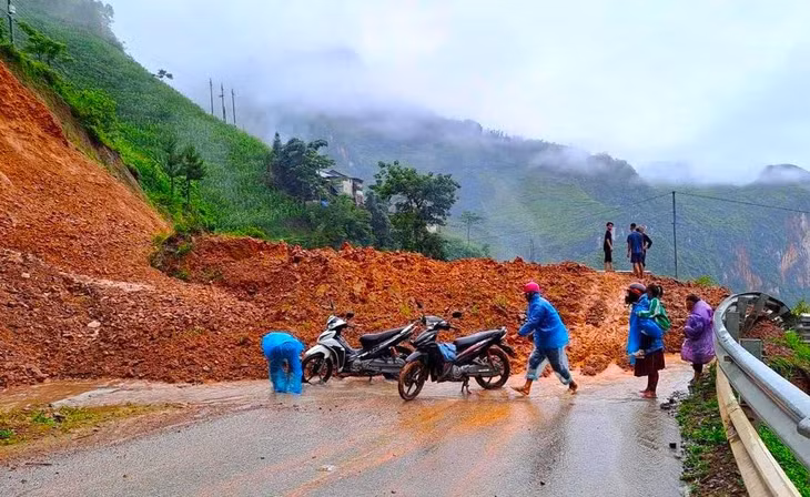 Hàng trăm khối đất đá sạt lở xuống tuyến đường từ Đồng Văn sang huyện Mèo Vạc tỉnh Hà Giang (Ảnh internet).