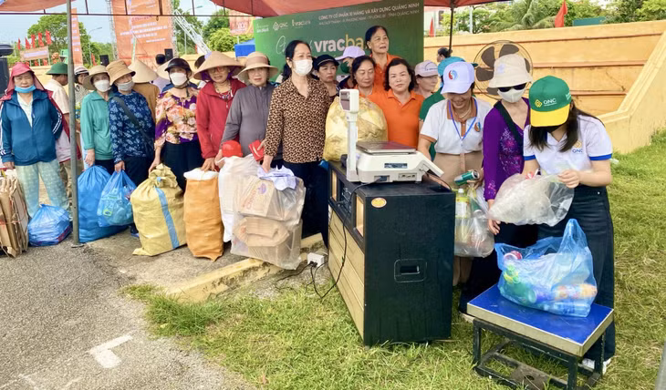 Người dân TX Quảng Yên thu gom rác để tham gia chương trình “Vracbank – Gửi rác rút tiền” của Công ty CP Xi măng và Xây dựng Quảng Ninh.