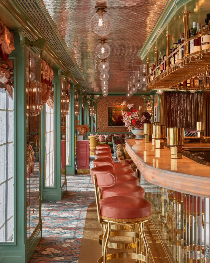 Broadwick Soho (London, United Kingdom) là khách sạn 8 tầng mô phỏng một ngôi nhà phố lập dị với những cặp họa tiết rực rỡ và màu sắc rực rỡ. Giám đốc sáng tạo của khách sạn - Andrea Gelardin - cho biết: “Tất cả các phòng đều trưng bày một chiếc minibar bằng đồng thau của Ấn Độ được các nghệ nhân chế tác thủ công".