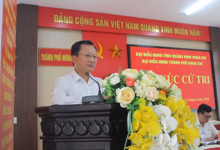 Đồng chí Cao Tường Huy, Phó Bí thư Tỉnh ủy, Chủ tịch UBND tỉnh, đại biểu HĐND tỉnh khóa XIV tại TP Móng Cái thông tin tới cử tri về kết quả thực hiện nhiệm vụ kinh tế-xã hội 6 tháng đầu năm 2024.
