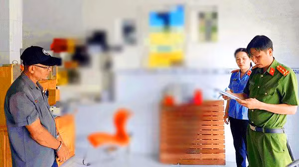 Cơ quan Công an tống đạt quyết định khởi tố đối với Nguyễn Thái Học.