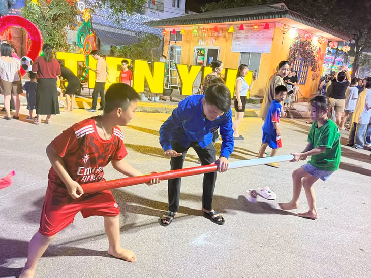 Huyện đoàn Tiên Yên tổ chức trò chơi dân gian cho trẻ em tại Phố đi bộ, thị trấn Tiên Yên (huyện Tiên Yên)