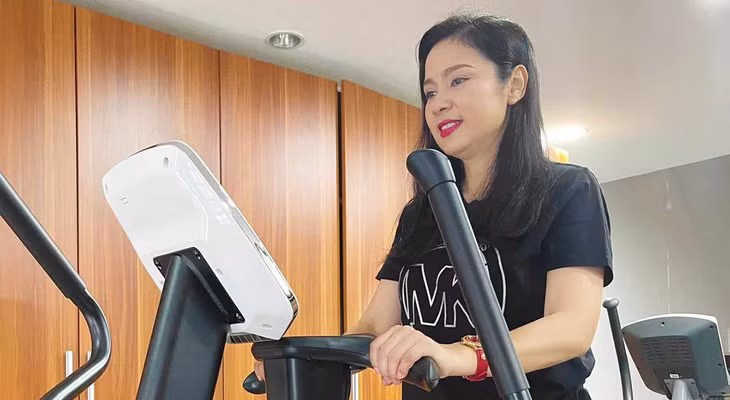 Việt Trinh đi bộ trên máy mỗi ngày. Video: Nhân vật cung cấp