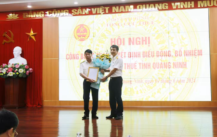 Đồng chí Mai Xuân Thành, Bí thư Đảng ủy, Tổng cục trưởng Tổng cục Thuế trao quyết định điều động, bổ nhiệm giữ chức vụ Cục trưởng Cục Thuế tỉnh Quảng Ninh cho đồng chí Hà Văn Trường.