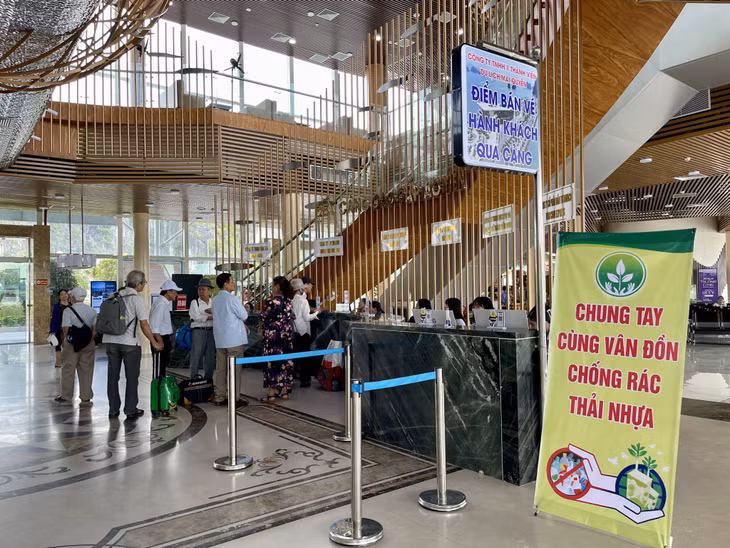 Nhiều giải pháp chung tay hạn chế rác thải nhựa được thực hiện đồng bộ tại Bến cảng cao cấp Ao Tiên - một trong những cửa ngõ đưa du khách ra tuyến đảo huyện Vân Đồn.