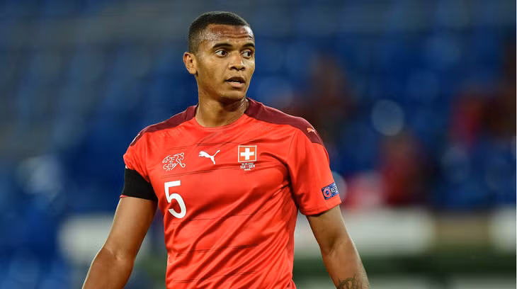 Trung vệ Manuel Akanji (Thụy Sĩ): Trong bộ ba trung vệ của Thụy Sĩ, Akanji đóng vai trò là chân phân phối bóng lên tuyến trên. Ở trận hòa 1-1 chủ nhà Đức, cầu thủ hiện thuộc biên chế Manchester City đã khiến Kai Havertz “biến mất” hoàn toàn.