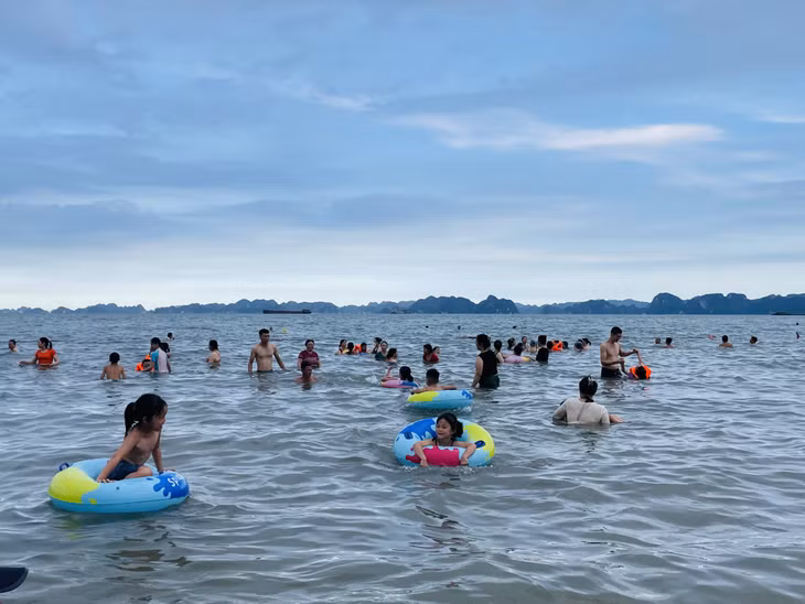 Trẻ em tắm biển tại bãi biển Bãi Cháy.