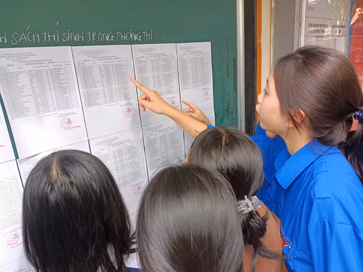 Đoàn viên huyện Tiên Yên hướng dẫn thí sinh tìm vị trí phòng thi.
