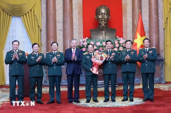 Chủ tịch nước Tô Lâm và các đồng chí trong Quân ủy Trung ương-Bộ Quốc phòng chúc mừng Thượng tướng Trịnh Văn Quyết. (Ảnh: Nhan Sáng/TTXVN)