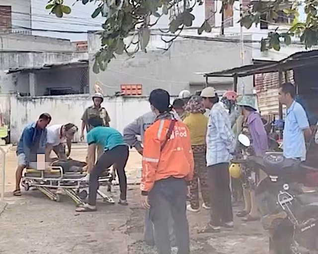 Nạn nhân được người dân hỗ trợ đưa đi bệnh viện cấp cứu. Ảnh: DT