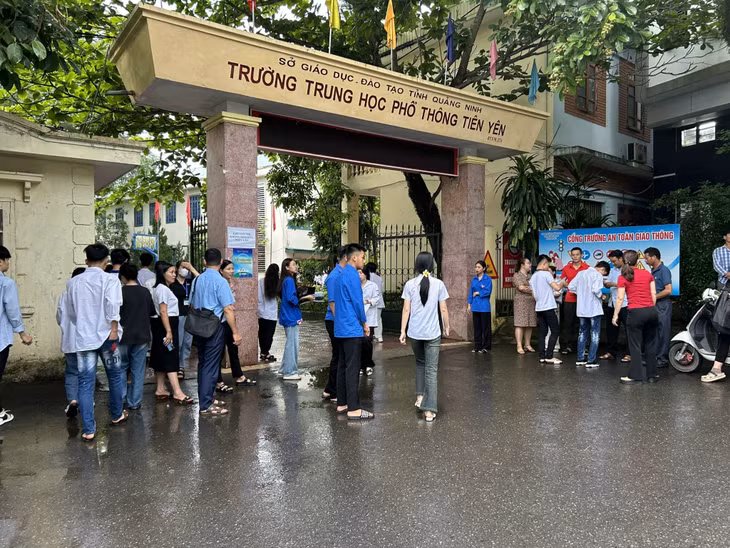 Các thí sinh tới các điểm thi từ sớm.