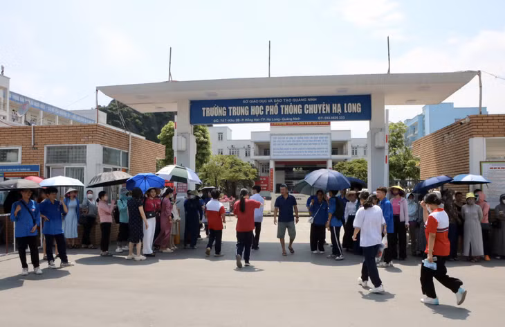 Các thí sinh dự thi các môn chuyên Sinh học, Lịch sử, Địa lý và Tiếng Anh đến trường thi trong buổi chiều 2/6.