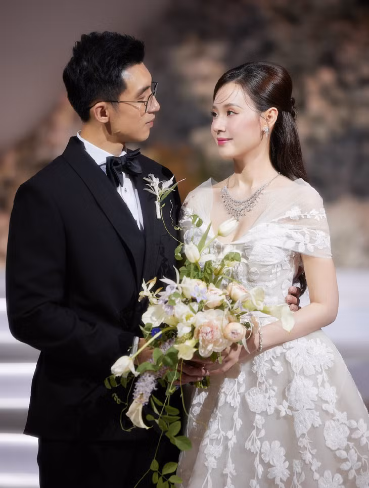 Midu tên thật là Đặng Thị Mỹ Dung, sinh năm 1989 ở TP HCM. Cô bước chân vào showbiz với vai trò mẫu teen, sau đó bén duyên với điện ảnh qua phim "Thiên thần áo trắng". Năm 2012, cô gây chú ý với vai nữ hiệp ở phim "Thiên mệnh anh hùng" của đạo diễn Victor Vũ.