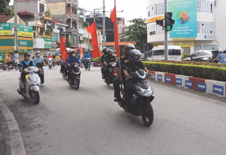 Các lực lượng xuống đường tuyên truyền phòng, chống ma tuý.
