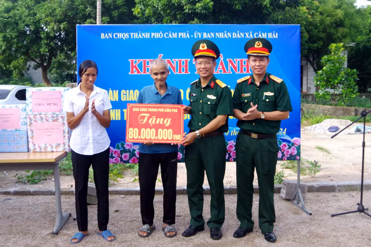 Lãnh đạo Ban CHQS TP Cẩm Phả trao kinh phí xây “Nhà tình nghĩa” cho gia đình ông Nguyễn Văn Hòa.