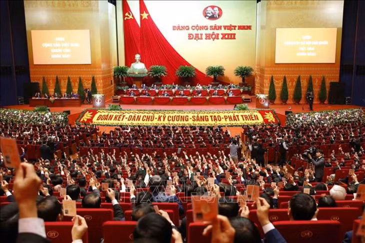 Các đại biểu biểu quyết, thông qua Nghị quyết Đại hội XIII của Đảng. Ảnh: TTXVN