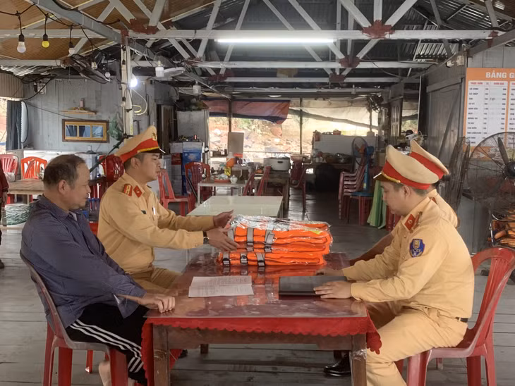 Công an huyện Tiên Yên tuyên truyền Luật Giao thông đường thủy nội địa cho người dân.