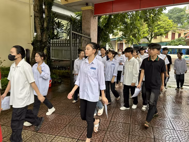 Thí sinh Quảng Ninh hồ hởi bước vào môn thi Ngữ văn Kỳ thi tốt nghiệp THPT năm 2024 ảnh 2