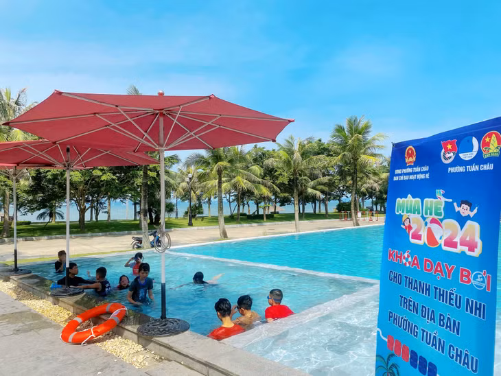 Phường Tuần Châu (TP Hạ Long) tổ chức các lớp dạy bơi cho thanh thiếu nhi trên địa bàn phường.