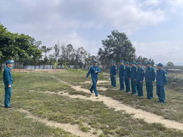 Cán bộ, chiến sĩ Tiểu đội Dân quân thường trực phường Hải Hoà (TP Móng Cái) thường xuyên huấn luyện, nâng cao khả năng sẵn sàng chiến đấu.