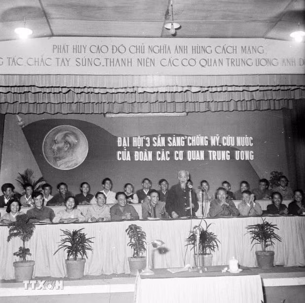 Chủ tịch Hồ Chí Minh phát biểu tại Đại hội "3 sẵn sàng" chống Mỹ, cứu nước của Đoàn các cơ quan trung ương. (Ảnh: TTXVN)