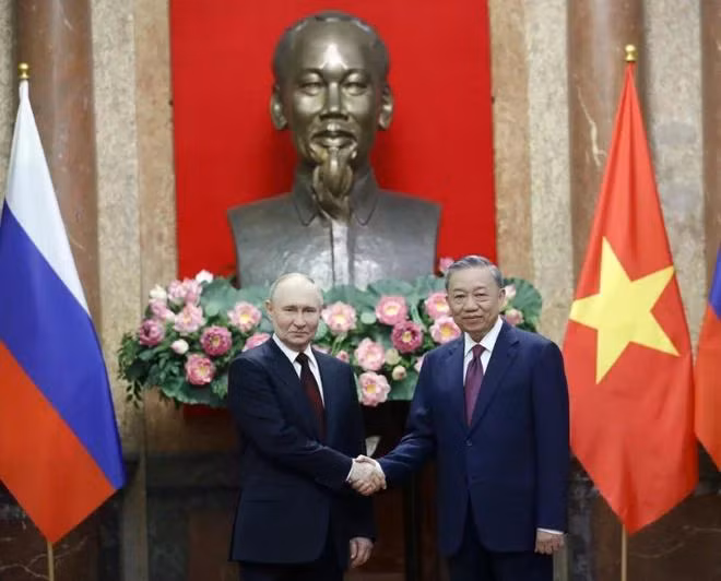 Chủ tịch nước Tô Lâm và Tổng thống Liên bang Nga Vladimir Putin chụp ảnh chung tại Phủ Chủ tịch, trưa 20/6/2024. (Ảnh: Nhan Sáng/TTXVN)