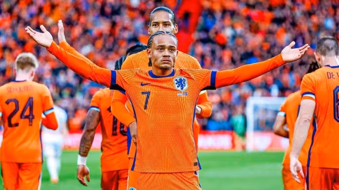 Tiền vệ Simons (số 7) mừng bàn mở tỷ số trận Hà Lan thắng Iceland 4-0 trên sân De Kuip, Feyenoord ngày 10/6. Ảnh: ANP