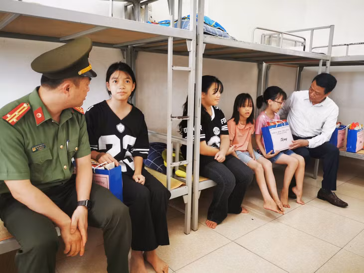 Lãnh đạo Sở LĐ-TB&amp;XH, đại diện Công an tỉnh Quảng Ninh trao quà, động viên các cháu.