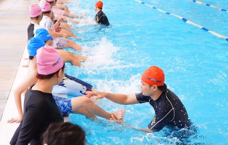 Dạy bơi, trang bị kỹ năng thích ứng trong môi trường nước cho trẻ là giải pháp quan trọng hàng đầu để phòng ngừa đuối nước (Ảnh: ĐT)
