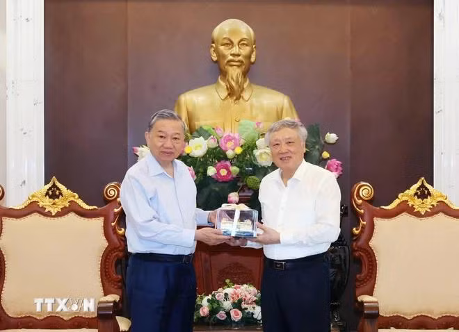 Chánh án Tòa án Nhân dân Tối cao Nguyễn Hoà Bình tặng Chủ tịch nước Tô Lâm mô hình trụ sở Tòa án Nhân dân Tối cao. (Ảnh: Nhan Sáng/TTXVN)