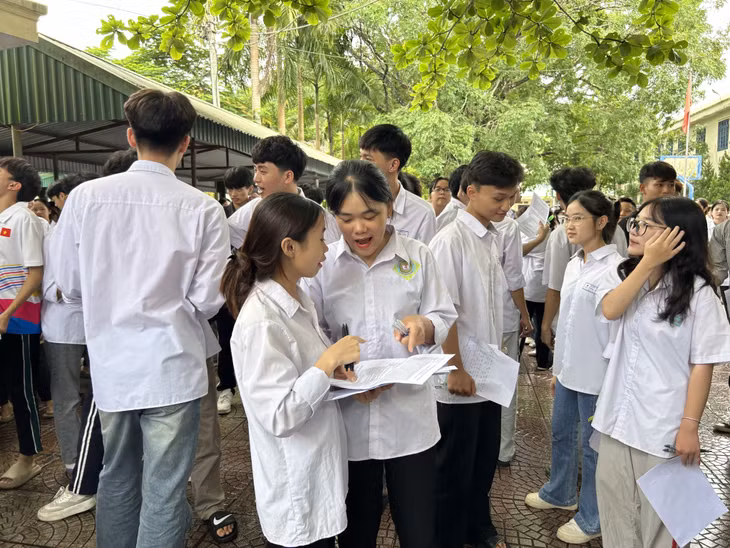 Nhiều thí sinh nán lại điểm thi để trao đổi, thảo luận với bạn bè về bài làm của mình.