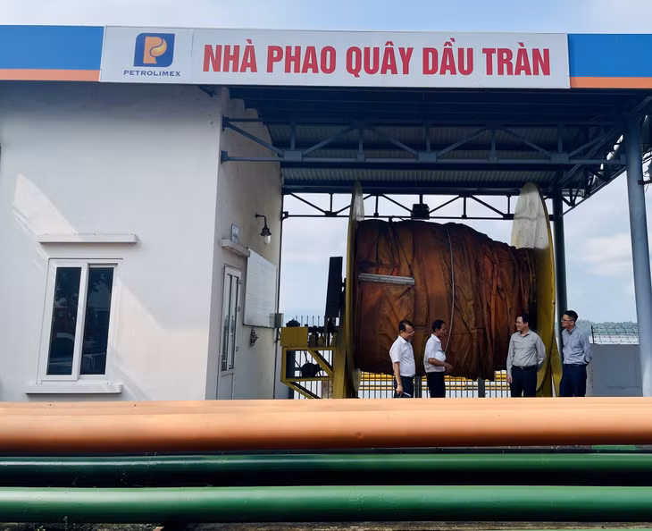 Đoàn công tác kiểm tra tại nhà phao quây dầu tràn tại Cảng dầu B12...