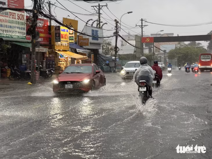 Mưa lớn gây ngập trên đường Lê Văn Việt, TP Thủ Đức - Ảnh: NGỌC QUÝ
