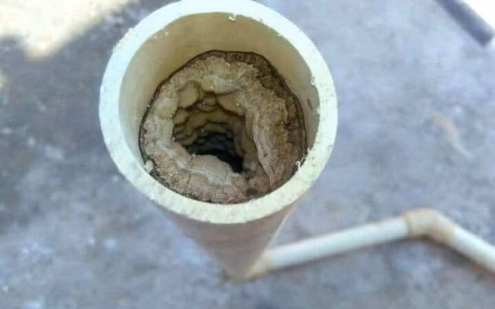Có nhiều lý do nên vệ sinh đường ống nước thường xuyên. (Ảnh: Urentek)