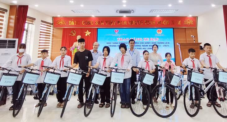 Hội Bảo trợ NKT-TMC tỉnh cùng chính quyền địa phương và nhà hảo tâm trao tặng xe đẹp cho các em học sinh khuyết tật, mồ côi vượt khó vươn lên trong học tập trên địa bàn TP Hạ Long.