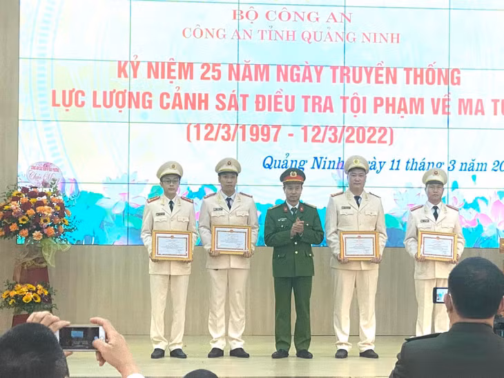 Đại úy Nguyễn Trung Phong (thứ 2, phải sang) nhận bằng khen của Công an tỉnh về những thành tích xuất sắc trong công tác, nhân Kỷ niệm 25 năm Ngày truyền thống lực lượng cảnh sát điều tra tội phạm về ma túy, năm 2022.