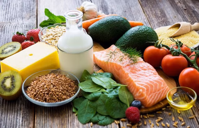 Sĩ tử nên ăn đa dạng các loại thực phẩm tốt cho trí não và sức khỏe tổng thể.