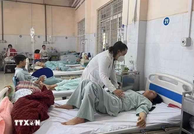 Các bác sỹ Bệnh viện đa khoa khu vực Long Khánh tích cực điều trị cho khoảng 250 bệnh nhân nhập viện nghi ngộ độc thực phẩm sau khi ăn bánh mỳ thịt. (Ảnh: Lê Xuân-TTXVN)