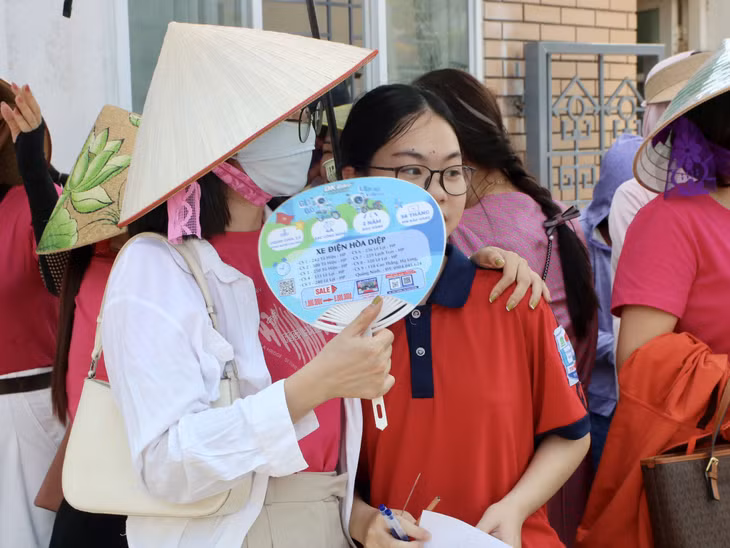Các bậc phụ huynh động viên con em bình tĩnh, tự tin trước giờ thi.