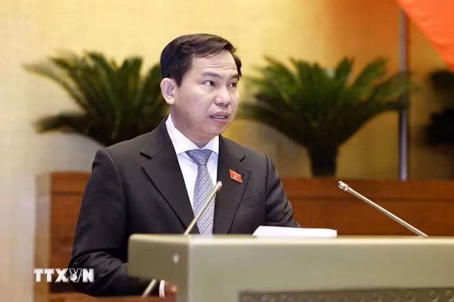 Chủ nhiệm Ủy ban Tài chính, Ngân sách của Quốc hội Lê Quang Mạnh trình bày Báo cáo thẩm tra về một số nội dung liên quan đến việc sử dụng nguồn tăng thu ngân sách trung ương năm 2023. (Ảnh: Doãn Tấn/TTXVN)